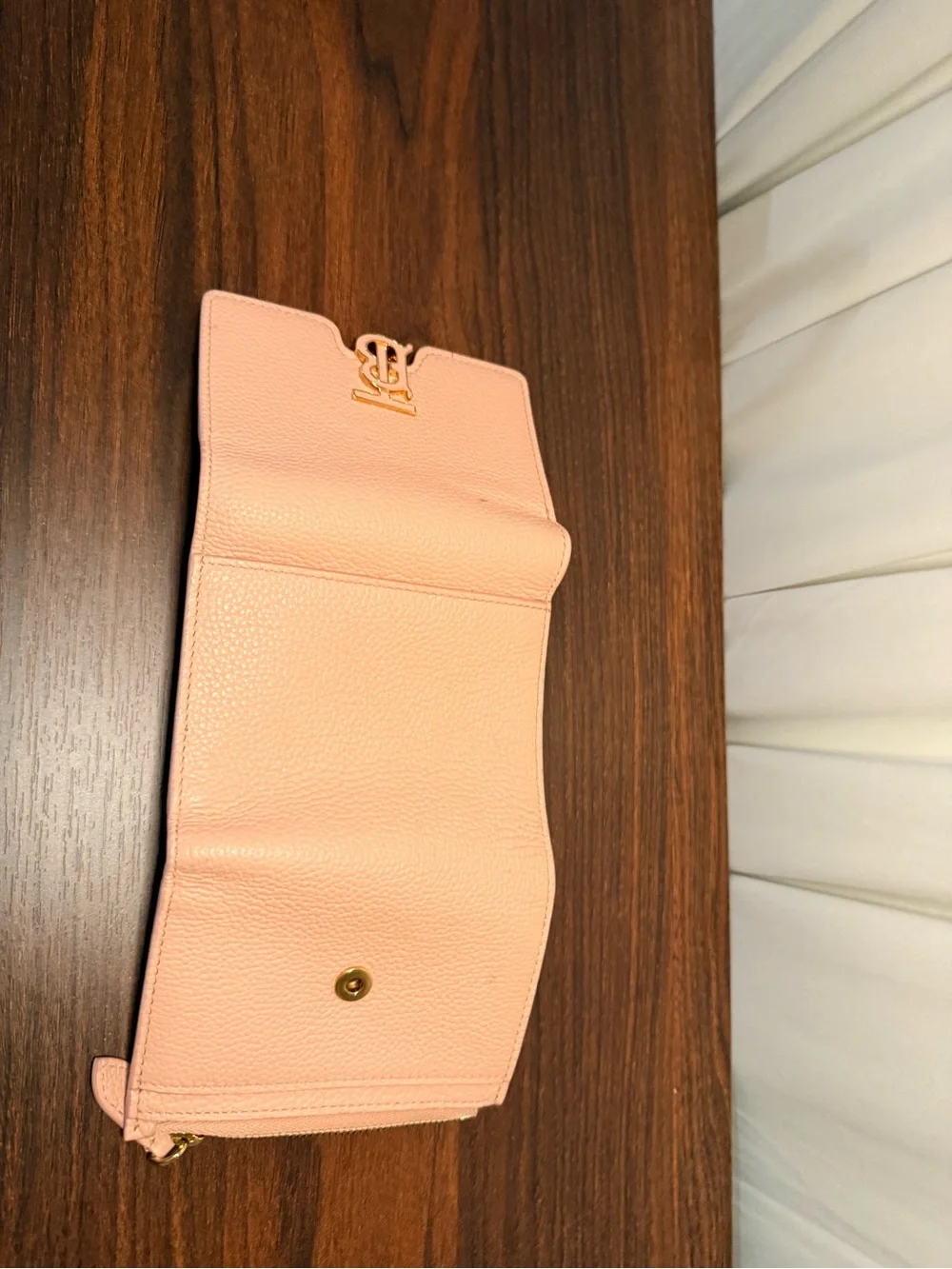 Burberry compact pebbled